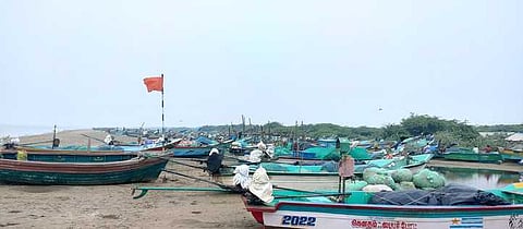 வேதாரண்யம் ஆறுகாட்டுத்துறை கடற்கரையில் நிறுத்திவைக்கப்பட்டுள்ள மீன்பிடி படகுகள்.