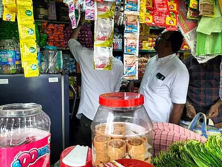 பள்ளி அருகே புகையிலை பொருள்கள் விற்றகடைக்கு சீல்