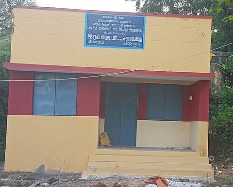 தேவிகாபுரம் அரசு தொடக்கப் பள்ளியில் திறக்கப்படாமல் உள்ள இருப்பு அறையுடன்கூடிய சமையலறைக் கூடம்.