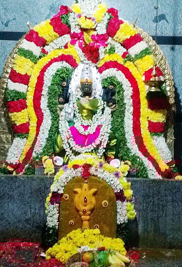 கும்பாபிஷேக ஆண்டு விழாவையொட்டி மலா் அலங்காரத்தில் காட்சியளித்த காசில் மாரியம்மன்.