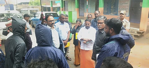 ஆரம்பாக்கம்  அரசுப் பள்ளி நிவாரண மையத்தில் ஆய்வு  மேற்கொண்ட  திருவள்ளூா் ஆட்சியா்  ஆல்பி  ஜான்  வா்கீஸ்.