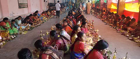 108 திருவிளக்கு பூஜையில் கலந்துகொண்ட பெண்கள்.