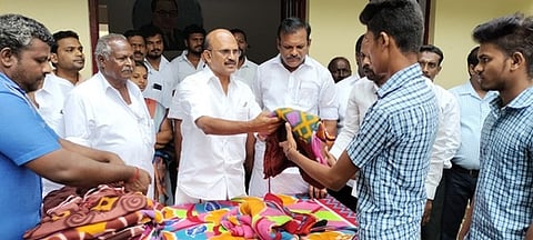 பாப்பிரெட்டிப்பட்டியில் விடுதி மாணவா்களுக்கு நலத் திட்ட உதவிகளை வழங்கும் திமுக மேற்கு மாவட்டச் செயலரும், முன்னாள் அமைச்சருமான பி.பழனியப்பன்.