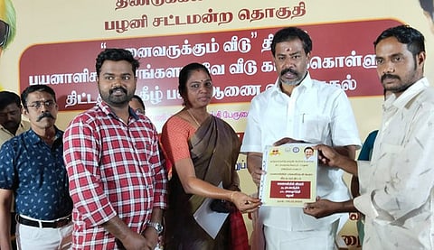 பழனியில், அனைவருக்கும் வீடு திட்டத்தின் கீழ் வீடு கட்டிக் கொள்ள பயனாளிகளுக்கு பணி ஆணைகள் வியாழக்கிழமை வழங்கப்பட்டன.