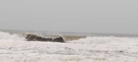 கடலூா் தேவனாம்பட்டினம் வெள்ளிக் கடற்கரையில் வியாழக்கிழமை சீற்றத்துடன் எழுந்த அலைகள்.