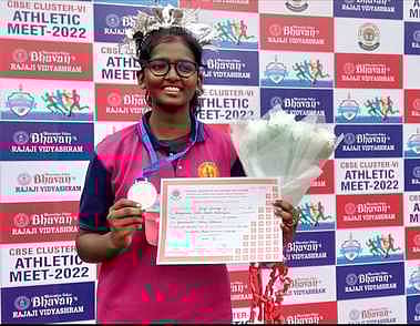 வெள்ளிப்பதக்கம் வென்ற அதியமான் பப்ளிக் பள்ளி மாணவி து.யோக ஜனலியா.