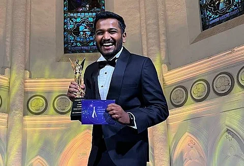 விருதுடன் பாசில் ஜோசஃப்
