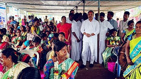 கறம்பக்குடி அருகேயுள்ள மழையூரில் வெள்ளிக்கிழமை நடைபெற்ற சமுதாய வளைகாப்பு விழா.