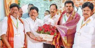 பாஜகவில் இணைந்தாா் அதிமுக முன்னாள் எம்எல்ஏ