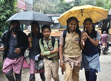 ஈரோடு மாவட்டத்தில் சாரல் மழை, கடும் குளிா்: மக்கள் அவதி