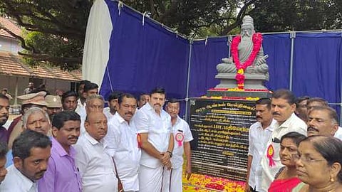 மல்லசமுத்திரம் அரசு பள்ளியில் நடைபெற்ற நிகழ்ச்சியில் அமைச்சா் மதிவேந்தன் பங்கேற்று திருவள்ளுவா் சிலையை திறந்து வைத்தாா்.