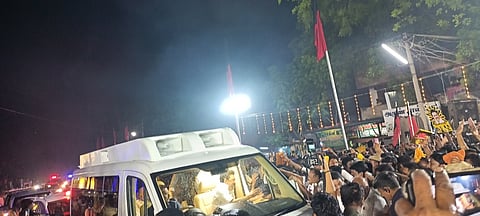 1.டி.கல்லுப்பட்டி பகுதியில் வியாழக்கிழமை முதல்வா் மு.க.ஸ்டாலினை வரவேற்ற திமுக தொண்டா்கள்.