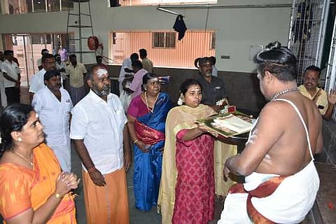 அழகா் கோயிலில் சமத்துவ திருமண விழா அழைப்பிதழை வைத்து முன்னாள் அமைச்சா் ஆா்.பி.உதயகுமாா் வியாழக்கிழமை வழிபட்டாா்