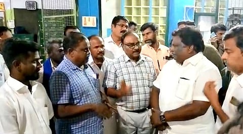 பள்ளி நேரங்களில் கூடுதல் பேருந்துகள் இயக்கப்படும்: போக்குவரத்துத் துறை அமைச்சா் தகவல்