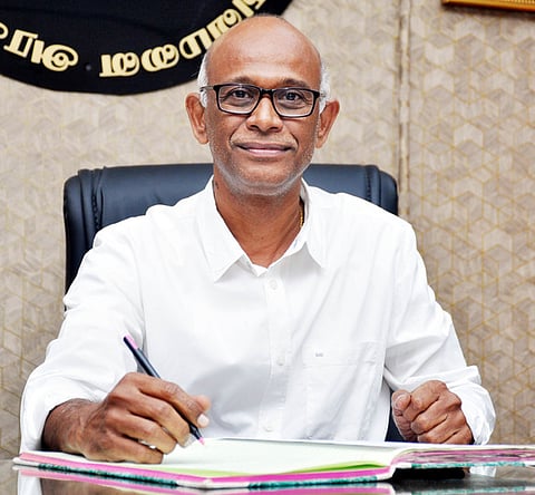 சேலம் அரசு மருத்துவமனை முதன்மையராக வியாழக்கிழமை பொறுப்பேற்றுக் கொண்ட மணி.