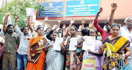 சேலம், பெரமனூா், நாராயணசாமி நகரில் உள்ள தமிழ்நாடு நகா்ப்புற வாழ்விட மேம்பாட்டு வாரிய அலுவலகத்தை வியாழக்கிழமை முற்றுகையிட்ட பொதுமக்கள்.