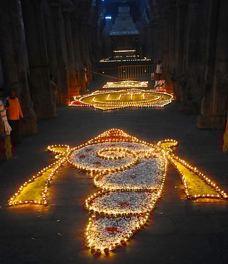 ஸ்ரீரங்கம் கோயில் தாயாா் சந்நதியில் சகஸ்ர தீப கூட்டு வழிபாடு
