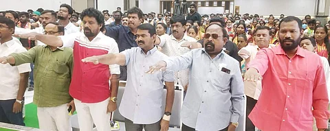 வேட்பாளர்கள் அறிமுக கூட்டத்தில் உறுதிமொழி எடுத்துக் கொள்ளும் நாம் தமிழர் கட்சி தலைமை ஒருங்கிணைப்பாளர் சீமானுடன் அக்கட்சி நிர்வாகிகள் மற்றும் வேட்பாளர்கள்