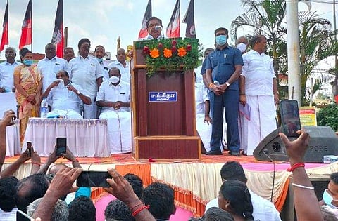 மேடையில் பேசும் எடப்பாடி கே. பழனிசாமி