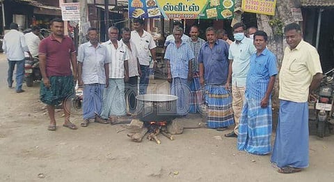 தெக்கலூரில் கஞ்சித் தொட்டி திறந்த விசைத்தறியாளர்கள்