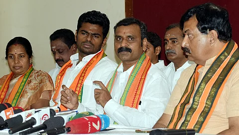 எல். முருகன் வாக்கை யாரும் செலுத்தவில்லை; அவர் வந்து வாக்களிக்கலாம்; ஆணையர்