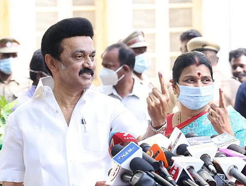 சென்னை தேனாம்பேட்டை எஸ்ஐடி கல்லூரியில் முதல்வர் மு.க.ஸ்டாலின், தனது மனைவி துர்காவுடன் வந்து நீண்ட வரிசையில் நின்று தங்களது ஜனநாயக கடமையாற்றினர்.