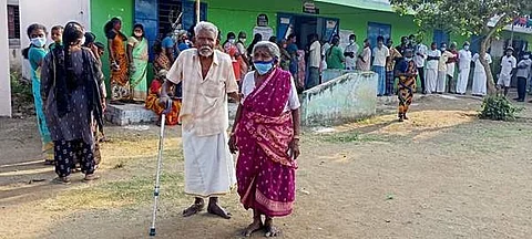 எடப்பாடி நகராட்சிக்குள்பட்ட 29 ஆவது வார்டு பகுதியில், தள்ளாத வயதிலும் யாருடைய துணையும் இல்லாமல் வாக்களிக்க வந்த 90 வயதான தம்பதிகள் காவேரி, பாப்பா.