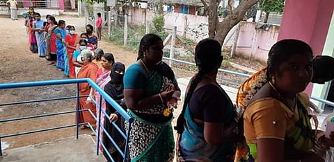 மன்னார்குடி எம் ஜி ஆர் நகர் வாக்குச் சாவடியில் வரிசையல் நிற்கும் பெண்கள்.