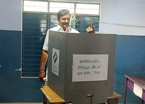 முத்தூர் ஊராட்சி ஒன்றிய நடுநிலைப் பள்ளி வாக்குச்சாவடியில் காலையிலேயே குடும்பத்தினருடன் வந்து வாக்களித்த செய்தித்துறை அமைச்சர் மு.பெ.சாமிநாதன்.