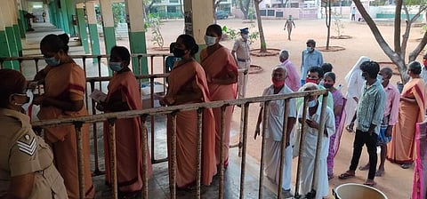 திருச்சி மாவட்டத்தில் வாக்குப்பதிவு செய்ய காத்திருக்கும் மக்கள்.