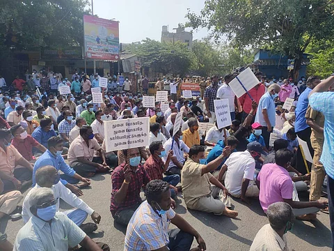 புதுவையில் மின் ஊழியர்கள் 2-வது நாளாக வேலைநிறுத்தம்