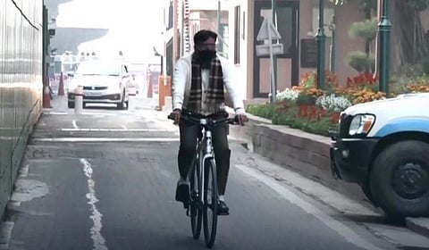 நாடாளுமன்றத்திற்கு சைக்கிளில் சென்ற சுகாதாரத் துறை அமைச்சர்