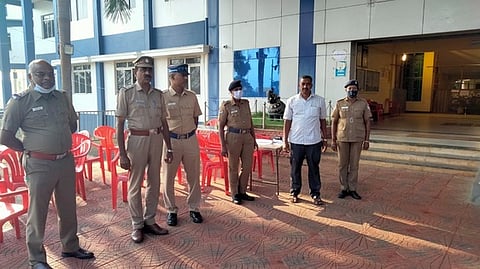 வாக்குப்பெட்டிகள் வைக்கப்பட்டுள்ள கோவில்வெண்ணி பொறியியல் கல்லூரியில், காவல் ஆய்வாளா் செந்தில்குமாா் தலைமையில் பாதுகாப்பில் ஈடுபட்டுள்ள போலீஸாா்.