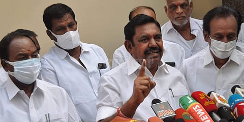 சேலம் நெடுஞ்சாலை நகரில் பேசுகிறார் அதிமுக இணை ஒருங்கிணைப்பாளரும்,  எதிர்க்கட்சித் தலைவருமான எடப்பாடி கே.பழனிசாமி. உடன்  முன்னாள் அமைச்சர் செ.செம்மலை, மாநகர மாவட்ட செயலாளர் ஜி. வெங்கடாஜலம்.