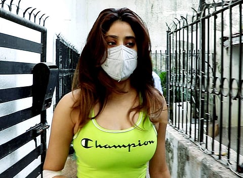 மும்பை ஜூஹூ பகுதியில் உள்ள ஆர்கே கிளினிக்கில் தென்பட்ட பாலிவுட் நடிகை ஜான்வி கபூர்.