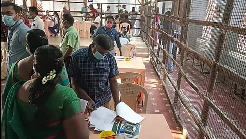 தஞ்சாவூர் மாவட்டம் ஒரத்தநாடு பேரூராட்சியில் மொத்தமுள்ள 15 வார்டுகளில் அமமுக 9 வார்டுகளை கைப்பற்றி பேரூராட்சி தலைவர் பதவியைப் பிடித்தது.