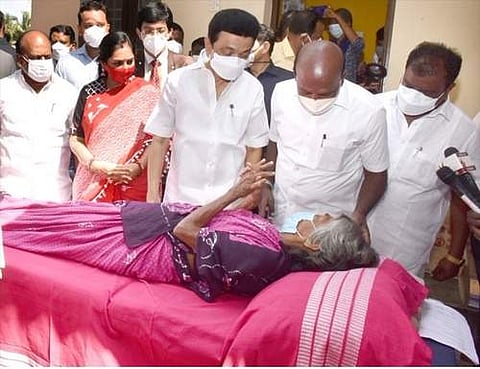 மக்களைத் தேடி மருத்துவம் திட்ட பயனாளியிடம் உடல்நலம் குறித்து கேட்டறியும்  முதல்வர் மு.க.ஸ்டாலின்.