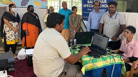 திருவள்ளூா் அருகே பாலவிகாா் சிறப்புப் பள்ளியில் நடைபெற்ற ஆதாா் முகாம்.