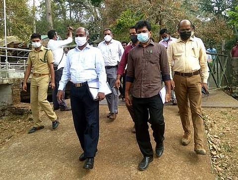 முல்லைப் பெரியாறு அணையில் மத்திய கண்காணிப்பு துணைக்குழு தலைவர் சரவணகுமார் தலைமையில் வெள்ளிக்கிழமை ஆய்வு செய்ய சென்றனர்.