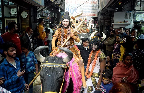 மகா சிவராத்திரி விழாவை முன்னிட்டு ஜலந்தரில் நடைபெற்ற நடைபெற்ற ஊர்வலத்தில் சிவன் வேடமிட்டு வந்த கலைஞர்.