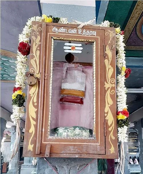 சிவன்மலை முருகன் கோயிலில்,  கண்ணாடிப் பெட்டிக்குள் வைக்கப்பட்டிருக்கும்  குங்குமம், மஞ்சள், திருநீறு.