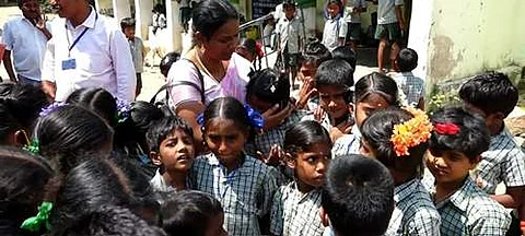 பள்ளி ஆசிரியை இடமாறுதல்; கதறியழுத பள்ளிக் குழந்தைகள் 