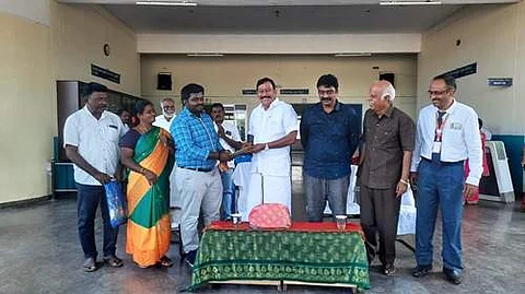 எம்பிபிஎஸ் மாணவர்களுக்கு கல்வி உதவித் தொகை: கும்மிடிப்பூண்டி எம்எல்ஏ வழங்கினார்
