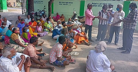 போளூா் வட்டார வளா்ச்சி அலுவலகத்தில் தா்னாவில் ஈடுபட்ட மாற்றுத்திறனாளிகள்.