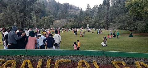 உதகை அரசினா் தாவரவியல் பூங்காவில் சனிக்கிழமை காணப்பட்ட சுற்றுலாப் பயணிகளின் கூட்டம்.