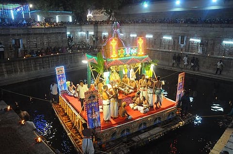 கமலவல்லி நாச்சியாா் கோயிலில் நடைபெற்ற தெப்பத்திருவிழா.