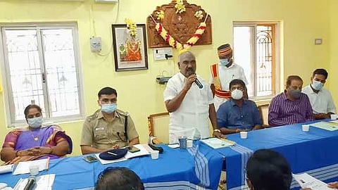 மேல்மலையனூா் அங்காளம்மன் கோயில் மாசித் திருவிழா முன்னேற்பாடு பணிகள் குறித்த ஆலோசனைக் கூட்டத்தில் பேசுகிறாா் அமைச்சா் செஞ்சி மஸ்தான்.