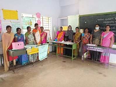 கெங்கவல்லியில் கற்றல் துணைக் கருவிகளுடன் இல்லம் தேடிக் கல்வி தன்னாா்வலா்கள்.