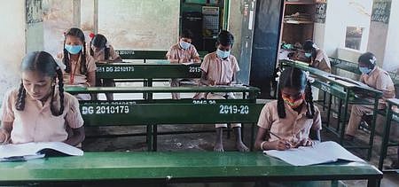 நாகை அடுத்து சிதம்பரனாா் நடுநிலைப் பள்ளியில் திறனறிதல் தோ்வு எழுதிய மாணவா்கள்.