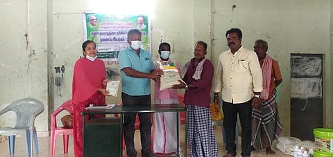 செந்துறை அடுத்த அங்கனூா் கிராமத்தில் விவசாயிகளுக்கு வேளாண் இடுபொருள்களை வழங்குகிறாா் மாவட்ட வேளாண் இணை இயக்குநா் பழனிசாமி.